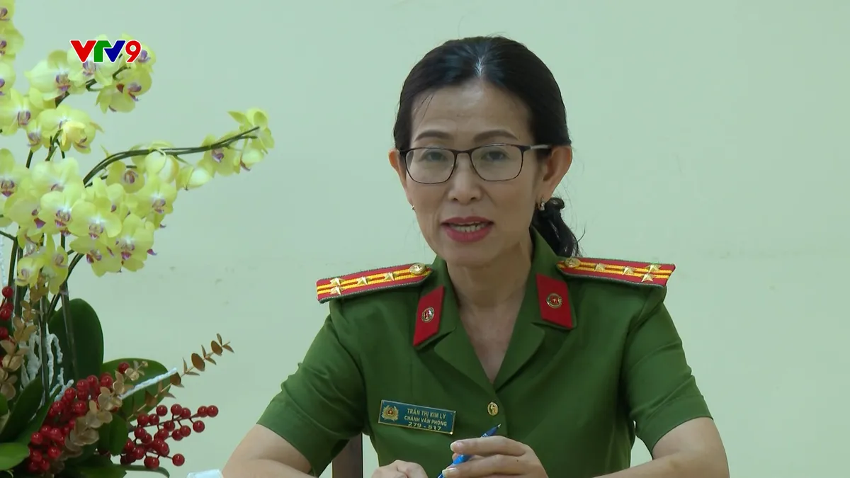 1811- PNHN-.0TRAN THI KIM LY-Núp bóng tiệm vàng để chuyển hàng chục USD qua biên giới.jpg