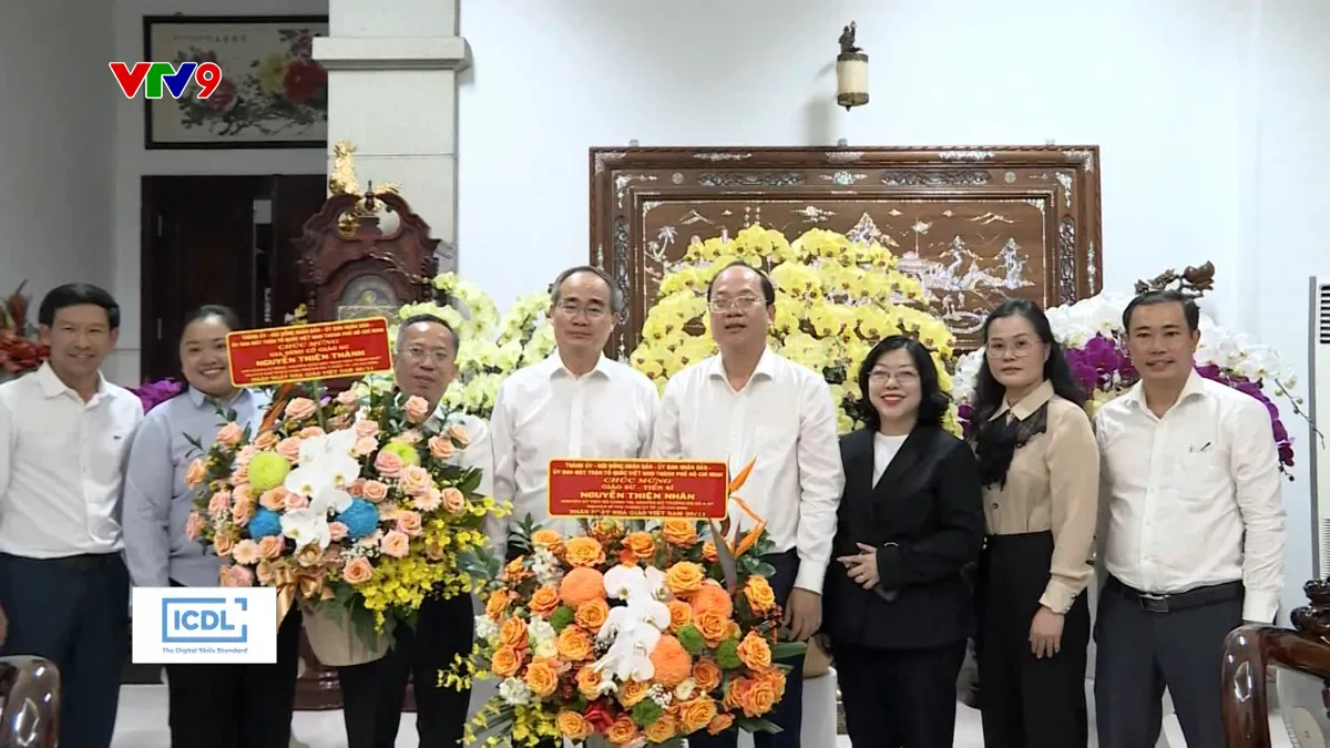 Lãnh đạo UBND Thành phố Hồ Chí Minh thăm gia đình nhà giáo tiêu biểu