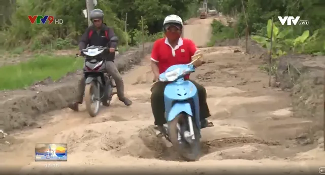 Hậu Giang: Dân khổ vì đê bao kiểm soát mặn thi công ì ạch