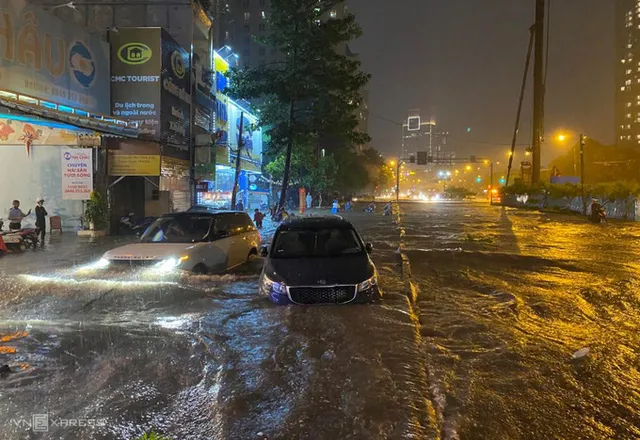 Mưa lớn liên tục, TP.HCM ngập nặng nhiều nơi