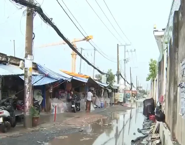 TP. HCM: Bùn đất thải từ dự án làm tắc cống, ngập đường