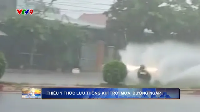 Thiếu ý thức khi lưu thông trời mưa, đường ngập