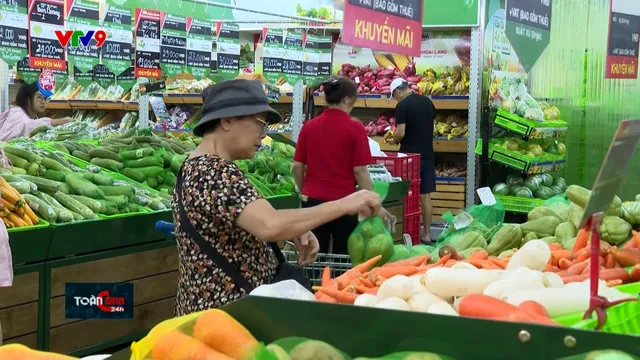 Hàng thiết yếu tăng giá ở chợ, người tiêu dùng vào siêu thị mua hàng khuyến mãi