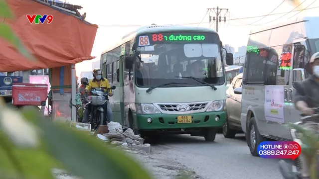 Alo V9 (26/10/2024): Xe ô tô lấn làn xe máy, khiến lưu thông khó khăn