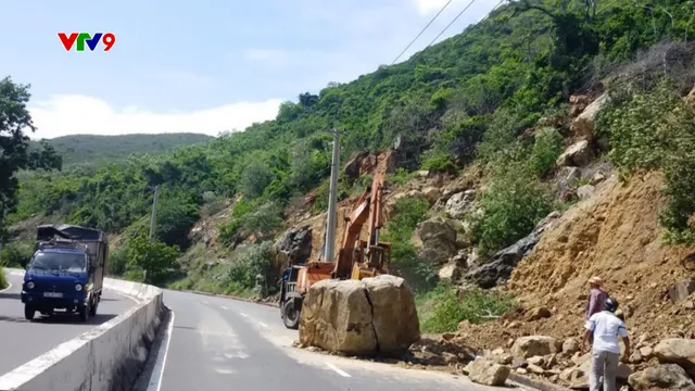 Nhiều nguy cơ sạt lở, đá rơi xuống đường đèo Cù Hin nối Nha Trang - sân bay Cam Ranh