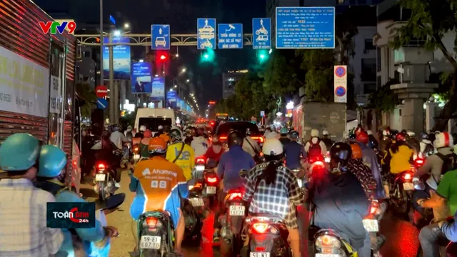 Vật vã di chuyển trên những tuyến đường ùn tắc nhất TP. Hồ Chí Minh