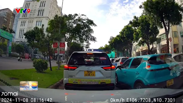 Camera giao thông: Xe taxi chen lên, muốn lấn làn