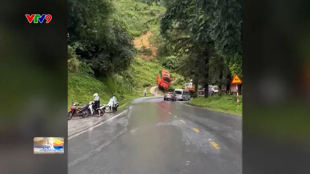 Camera: Nguy hiểm lưu thông tại khúc cong, khuất tầm nhìn